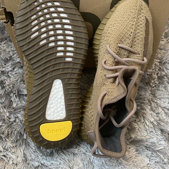 MUST HAVE ADIDAS YEEZY SLIDE EARTH BROWN